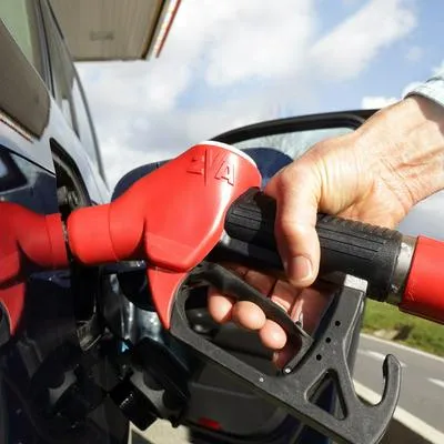 Explican por qué el precio de la gasolina es diferente en cada estación y de qué depende la variación en el costo del galón de combustible en Colombia.