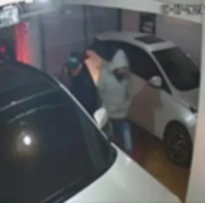 Nuevo robo de los ladrones de garajes en Bogotá. Se robaron una camioneta y amenazaron a una familia y hasta su mascota. 