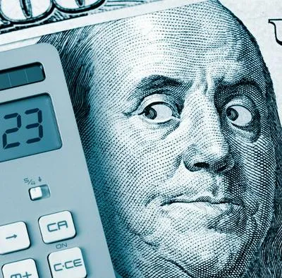 Dólar con una calculadora, por caída que tuvo este jueves 13 de julio de 2023