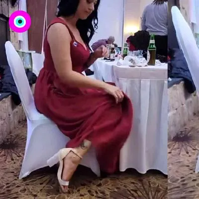 Una mujer transformó sus tacones en medio de una fiesta y se hizo viral en redes sociales. Vea la acción que fue aplaudida por cientos de internautas.