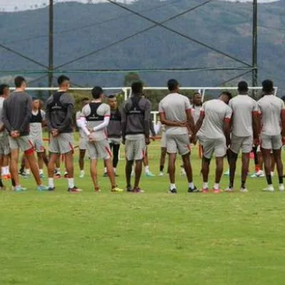 Independiente Santa Fe no deja de ser novedad y otro de sus referentes saldría del club. Se conocieron detalles de quién se trata.