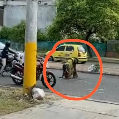 Preocupación por adulto mayor que recorre la calle 19 de Valledupar sobre sus manos y pies, arriesgándose a que lo atropellen