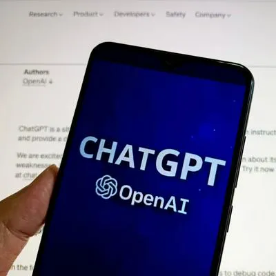 Imagen de ChatGPT en un celular, a propósito de sospechas por presunto mal uso de información de usuarios por parte de la IA.