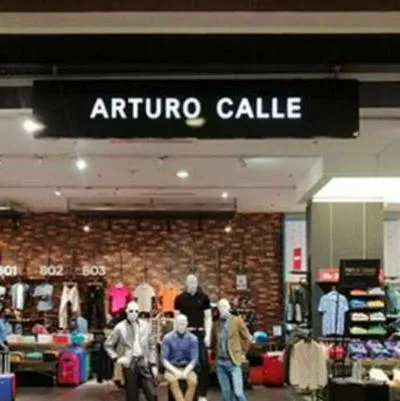 Foto de tienda de Arturo Calle, que está abajo de Pat Primo, Leonisa y Zara en grupos de moda en Colombia