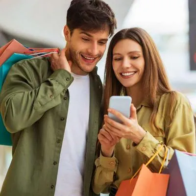 Foto de pareja contenta, en nota de centro comercial Santafé inaugurará enorme espacio cultural: cómo es y qué tiene