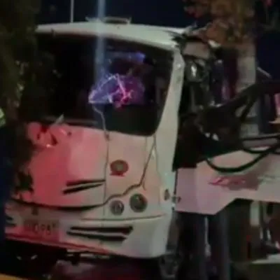 Accidente de bus contra poste de luz en Bogotá dejó 15 heridos. El conductor perdió el control del vehículo y por poco ocasiona una tragedia. 