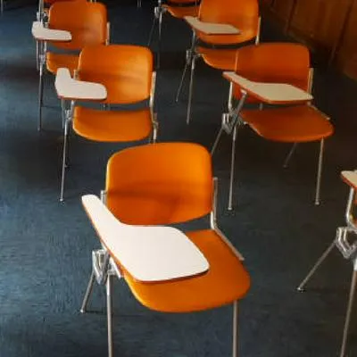 Ladrón se las dio de sabio y atracó a estudiantes en pleno salón de clases, pero salió 'rajado'.