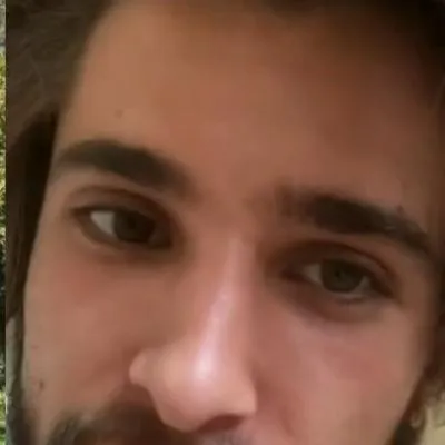 Tiktoker lleva 298 días sin usar shampoo