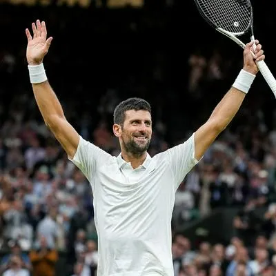 El tenista serbio Novak Djokovic le ganó al italiano Jannik Sinner y jugará la final de Wimbledon. Ya tiene 7 títulos en el campeonato y busca el récord.