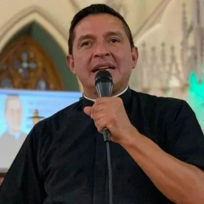 Padre 'Chucho' tuvo que ser operado de urgencia por un problema en uno de sus ojos.