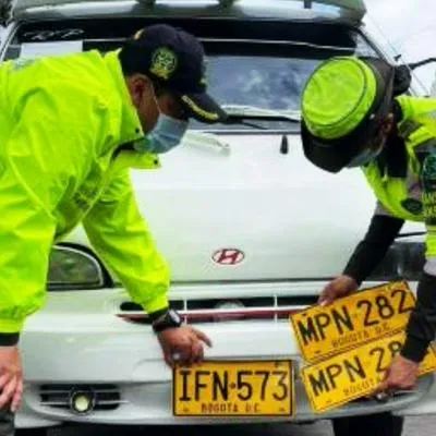 Destaparon cómo es el oscuro y lucrativo negocio de la venta de placas falsas en Bogotá y qué consecuencias hay por comprarlas o comercializarlas.