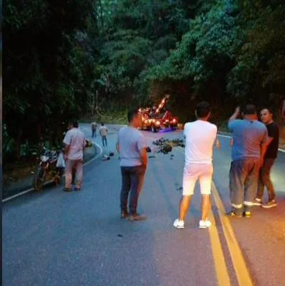 Un fatal accidente de tránsito se reportó este viernes en Tolima, en el que un camión le pasó por encima a dos personas en moto y las mató.