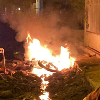 En el barrio La Esperanza, en Valledupar, vecinos enfurecidos incendiaron moto a supuestos ladrones y se agarraron con la Policía.
