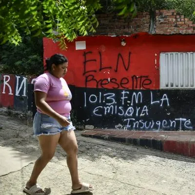 Pintadas del Eln en un municipio de Colombia, mientras diálogos de paz avanzan lentamente.