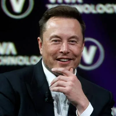 Elon Musk, quien lanzó su nueva compañía de inteligencia artificial xAI.
