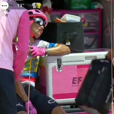 Esteban Chaves sufrió duro golpe en caída múltiple y tuvo que abandonar el Tour de Francia