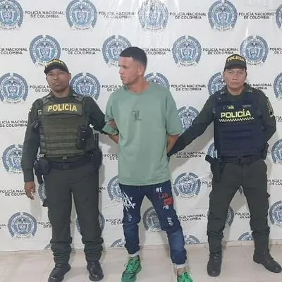 Se conoció que funcionarios de la Policía Nacional capturaron a un ladrón de celulares y bolsos al que pararon en un retén en Guacoche, Cesar.