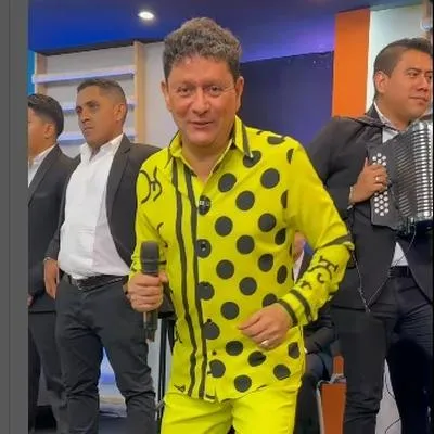 El cantante vallenato, Iván Ovalle, sorprendió a todos con su look en televisión de Barranquilla, mientras promocionaba su nueva canción.
