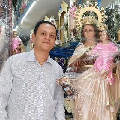 El artesano que lleva una vida dedicada al arte religioso, en especial a la Virgen del Carmen.