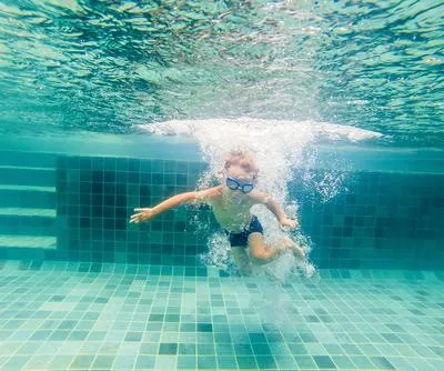 Niño en piscina. en relación con menor que se ahogó en Antioquia.