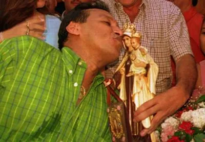 Diomedes Díaz besando imagen de la Virgen del Carmen. En relación con canciones que le dedicó.