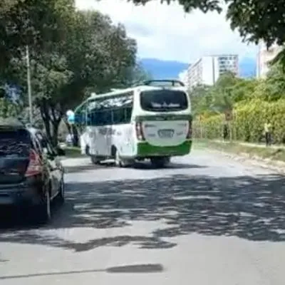 Pecador conductor de bus casi provoca accidente durante caravana de la Virgen de Carmen