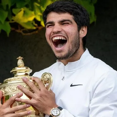 El tenista español Carlos Alcaraz le ganó a Novak Djokovic y se hizo con el trofeo en Wimbledon. Vea cuánto dinero se llevó el español con el título.