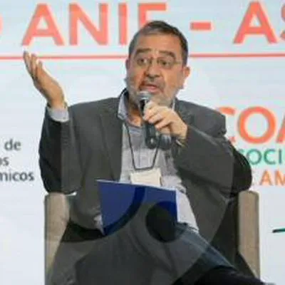 Revelaron chats del presunto acoso de Hernando José Gómez, expresidente de Asobancaria, que salió del cargo luego de besar a una empleada.