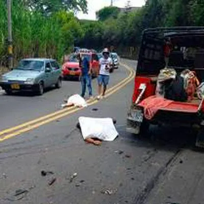 2 personas murieron en choque entre motocicleta y una camioneta por invasión