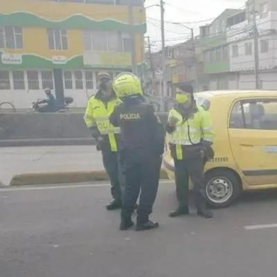 Luego de cometer un robo, ladrones huyeron en un taxi y arrollaron a toda velocidad a tres mujeres de una misma familia en Bogotá. 