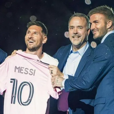 Ante 200.000 personas fue presentado Lionel Messi en el Inter Miami. Contó con saludos de J Balvin y Maluma y la presentación de Ozuna, Sebastian Yatra y Paulo Lonra, entre otros.