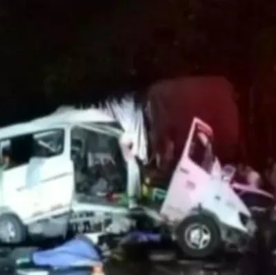 Cuatro muertos y cinco heridos, dejó grave accidente de tránsito en Bogotá entre un camión y una buseta. Una niña está entre los fallecidos. 