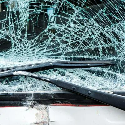 Conductor cometió imprudencia y terminó chocando contra 2 carros, en Santander