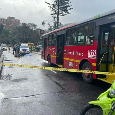 Motociclista murió en Bogotá luego de chocar contra bus de Transmilenio en la carrera Séptima, vía que estuvo cerrada por un tiempo. 