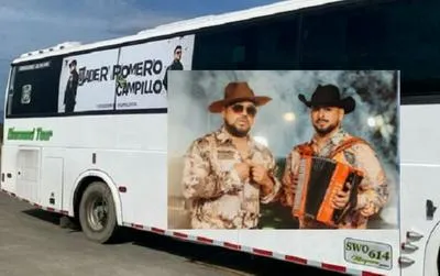 Bus del cantante Yader Romero que fue atacado a bala en Santander.