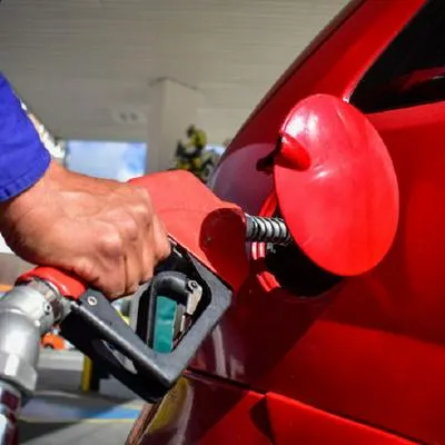 El Congreso está buscando que haya una reducción en el precio de la gasolina quitando los 5 impuestos que cobran por su compra. Acá, los detalles.