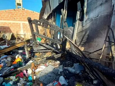 Casa en cenizas. En relación con muerte de niña de 4 años en incendio.