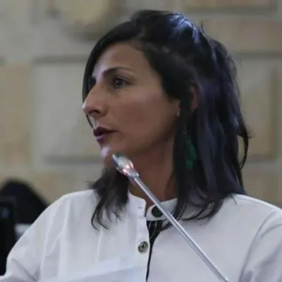 Irene Vélez saldría del Gobierno Nacional por el escándalo con su hijo, al que sacó del país sin los permisos requeridos. La ministra fue denunciada. 