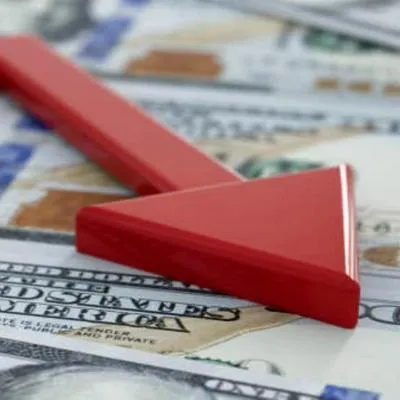 Dólar cierra a $17 de los $4.000