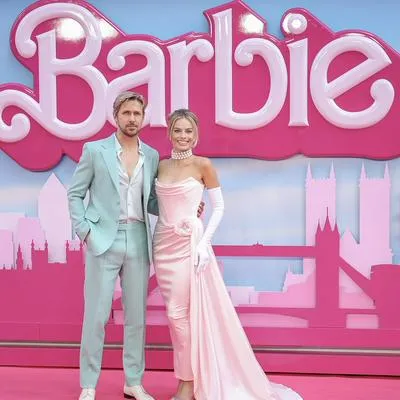 Ryan Gosling y Margot Robbie en alfombra roja de 'Barbie', en nota sobre días que sale más barato ver la película en Colombia