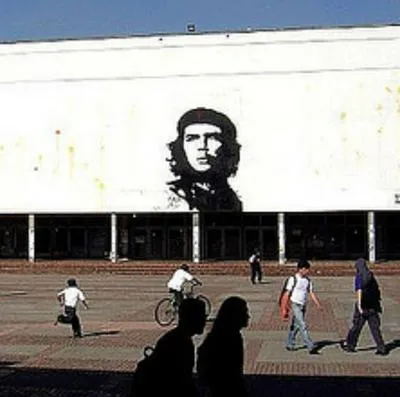 La Universidad Nacional borró la imagen del Che Guevara que permanecía en la Plaza Che y se abre debate sobre su reemplazo.