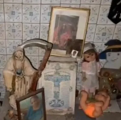 Delincuentes esquivaban a la Policía con enorme altar de santería dentro de cuarto de hotel.