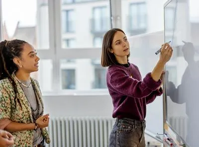 Mujeres trabajando. En relación con becas para emprendedores.