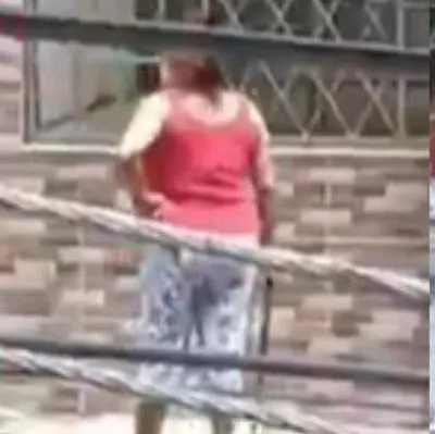Ibagué: mujer amenaza al que se acerque a su casa con machete en mano