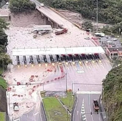 Vía Bogotá-Villavicencio está completamente cerrada y con daños en un puente y un peaje por la tragedia en Quetame, Cundinamarca. 