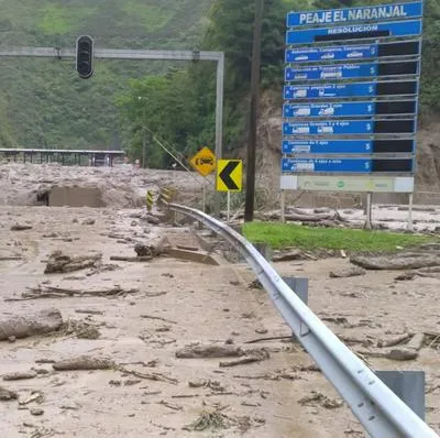 En video quedó registrado el momento exacto de la creciente en el peaje Naranjal, de la vía Bogotá-Villavicencio cerca de Quetame, Cundinamarca. 
