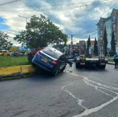 Accidente de tránsito en Armenia dejó un carro arriba de un separador