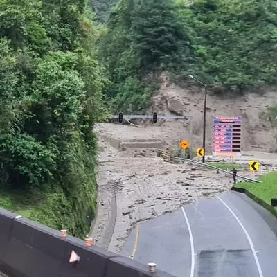 Tras el fuerte derrumbe en Quetame, a la altura del peaje Naranjal, hay dos vías alternas para llegar a Villavicencio.
