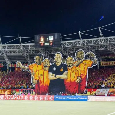 Tifo de la barra de Deportivo Pereira dedicado al DT Alejandro Restrepo, en derrota ante Cali