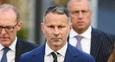 El exfutbolista Ryan Giggs, leyenda del Manchester United, se libró de la demanda en su contra por violencia sobre su antigua pareja, Kate Greville.